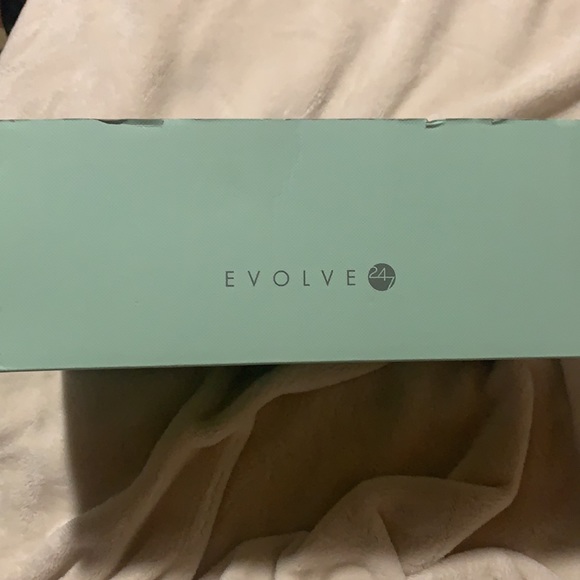 NWT cream colored heels - Picture 6 of 6